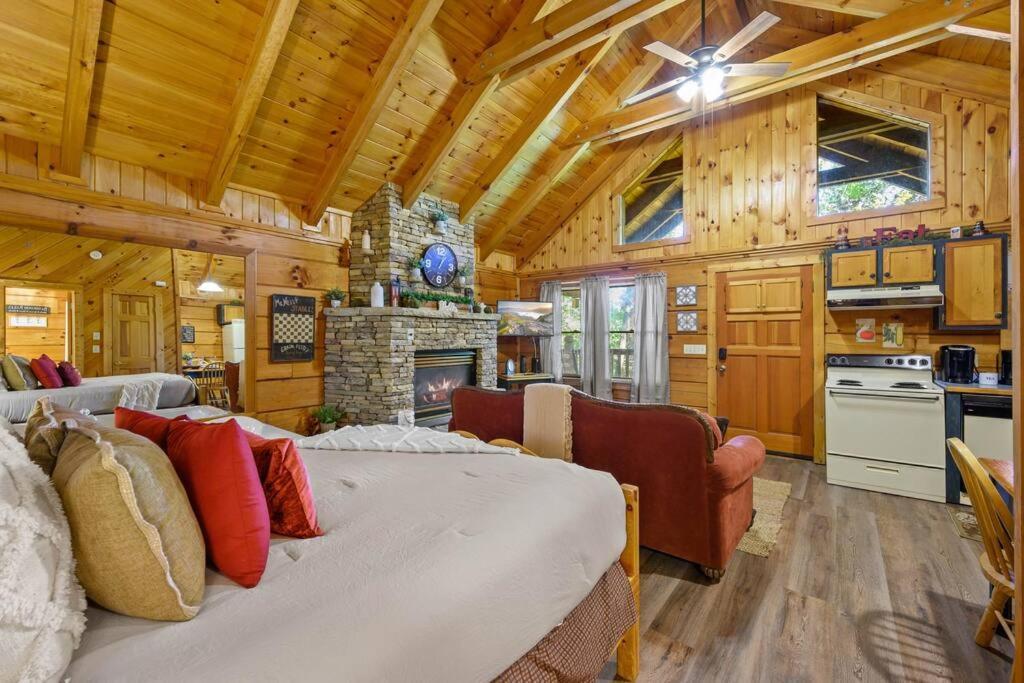 Do Not Disturb - Pigeon Forge Smoky Mountain Studio Cabin, Hot Tub, Fireplace Kültér fotó