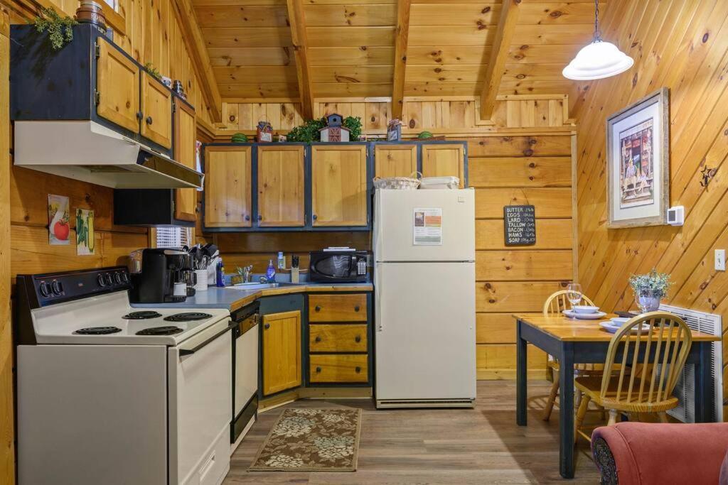 Do Not Disturb - Pigeon Forge Smoky Mountain Studio Cabin, Hot Tub, Fireplace Kültér fotó