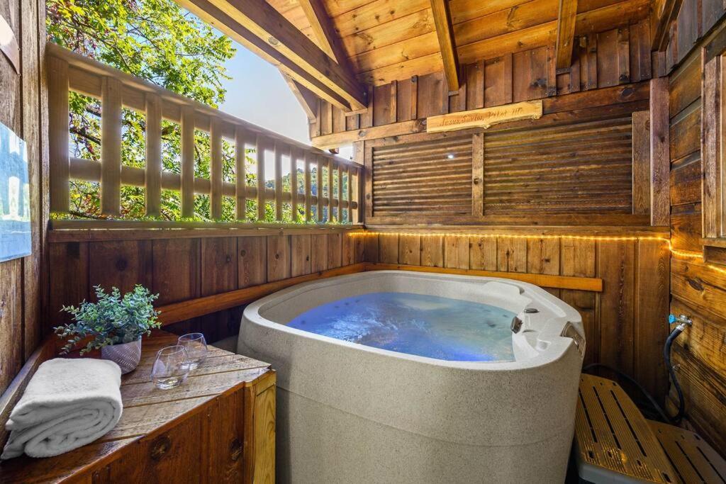 Do Not Disturb - Pigeon Forge Smoky Mountain Studio Cabin, Hot Tub, Fireplace Kültér fotó