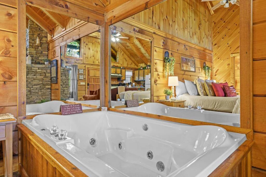 Do Not Disturb - Pigeon Forge Smoky Mountain Studio Cabin, Hot Tub, Fireplace Kültér fotó