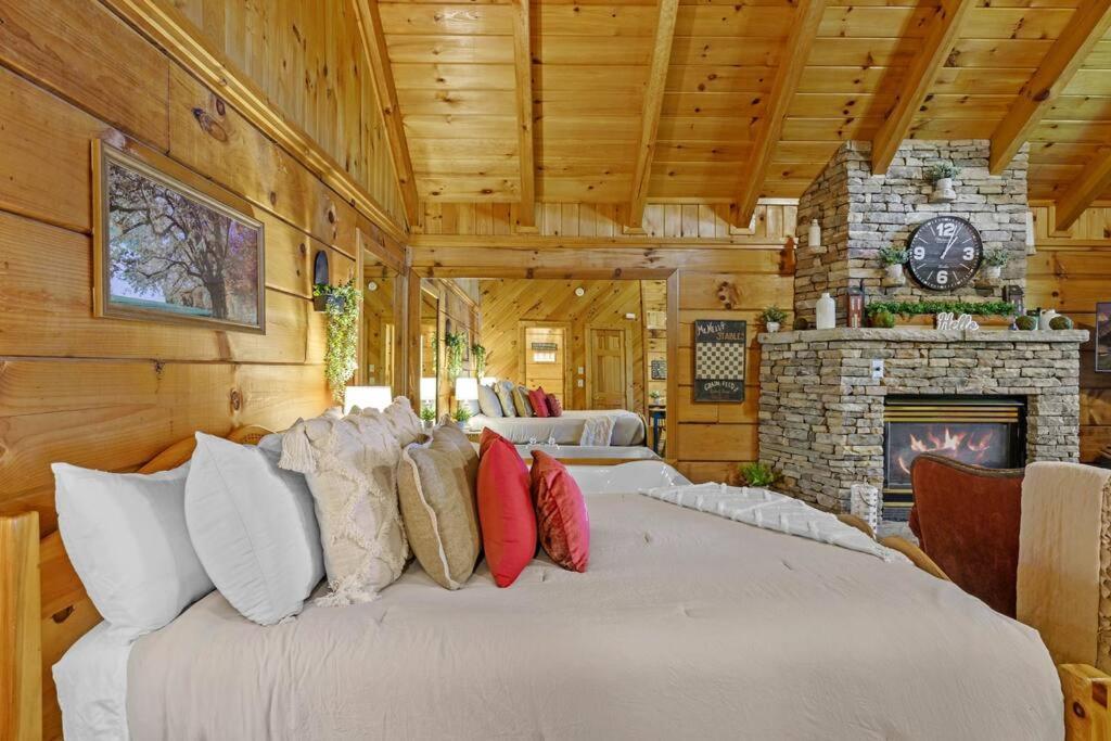 Do Not Disturb - Pigeon Forge Smoky Mountain Studio Cabin, Hot Tub, Fireplace Kültér fotó