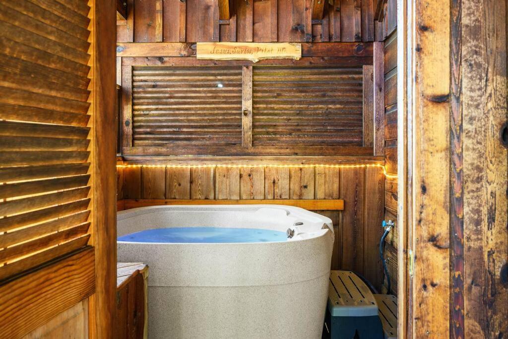 Do Not Disturb - Pigeon Forge Smoky Mountain Studio Cabin, Hot Tub, Fireplace Kültér fotó