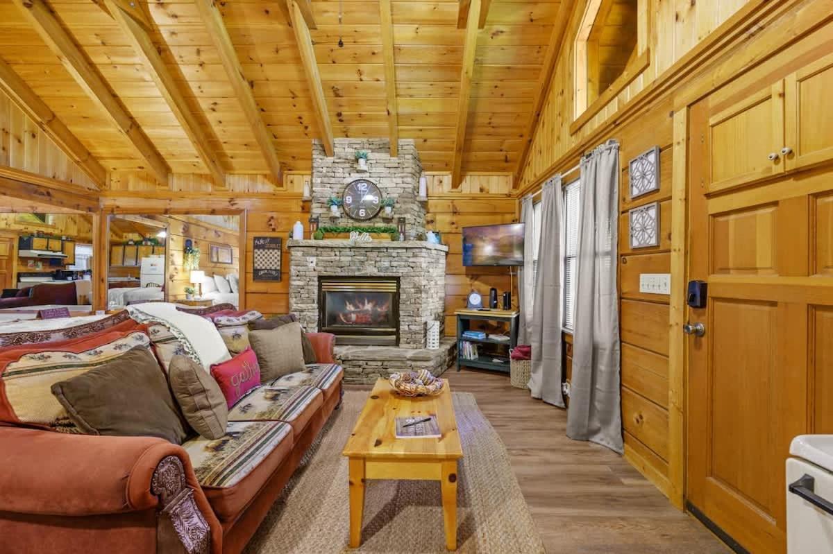 Do Not Disturb - Pigeon Forge Smoky Mountain Studio Cabin, Hot Tub, Fireplace Kültér fotó