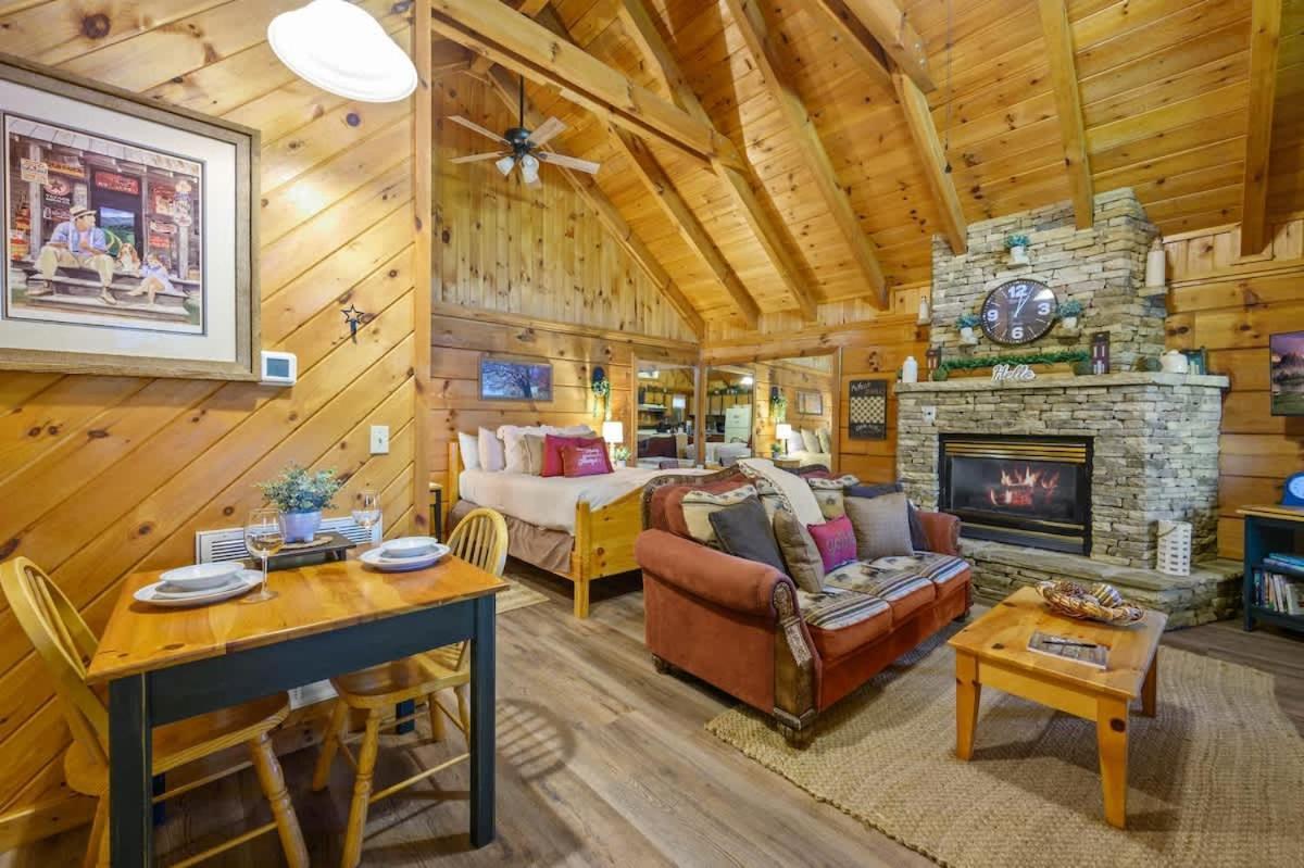 Do Not Disturb - Pigeon Forge Smoky Mountain Studio Cabin, Hot Tub, Fireplace Kültér fotó