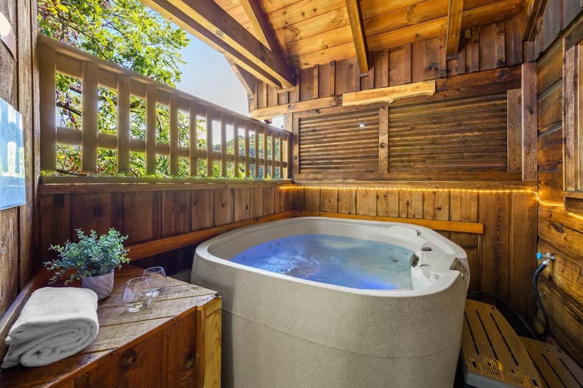 Do Not Disturb - Pigeon Forge Smoky Mountain Studio Cabin, Hot Tub, Fireplace Kültér fotó