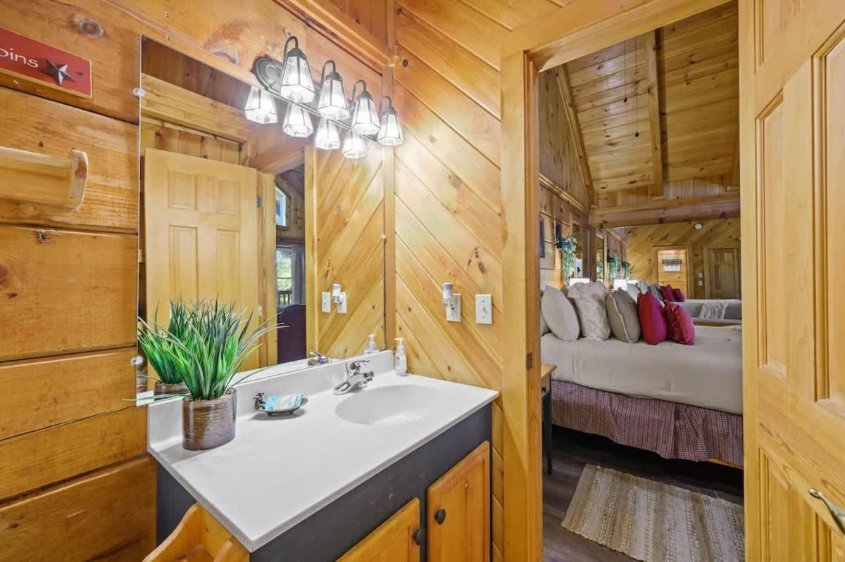 Do Not Disturb - Pigeon Forge Smoky Mountain Studio Cabin, Hot Tub, Fireplace Kültér fotó
